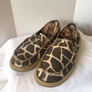 Cute Little Giraffe Sanuks Size 7 Women's