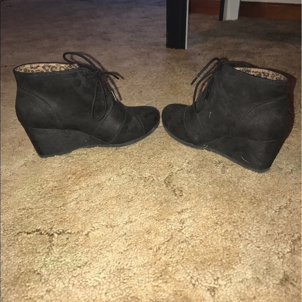 Manhattan Collection Wedges
