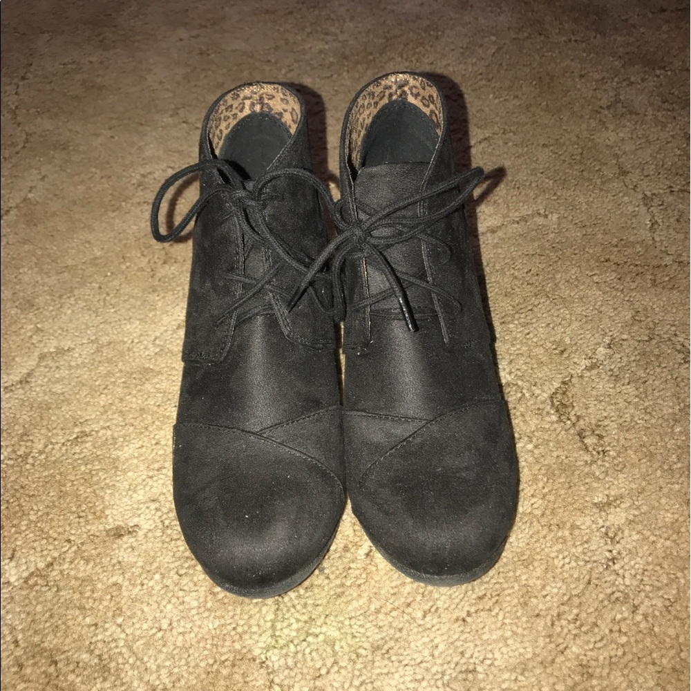 Manhattan Collection Wedges - Picture 2 of 3