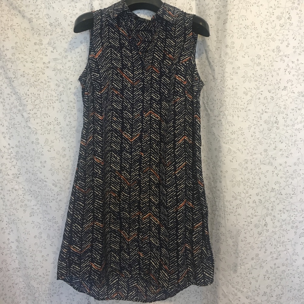 Sleeveless herringbone printed dress