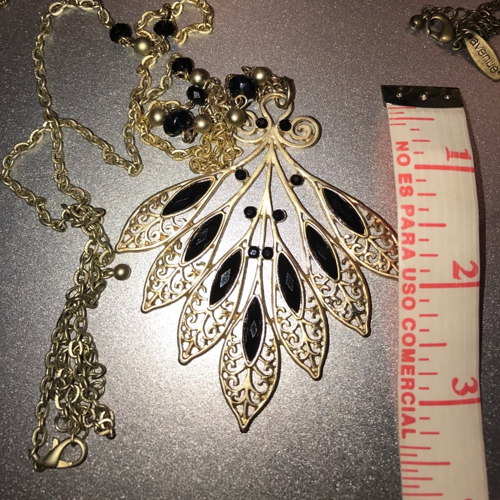 Gold and black colored leaf necklace - Picture 2 of 2