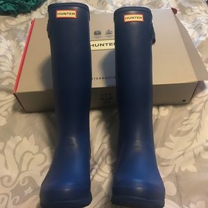 BRAND NEW blue Hunter rain boots