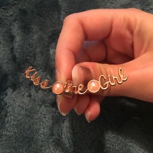 Kiss the girl, ear cuff