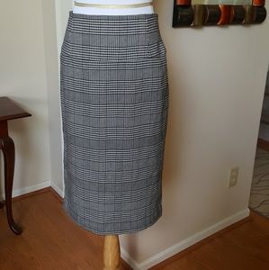 Houndstooth pencil skirt with zip closure
