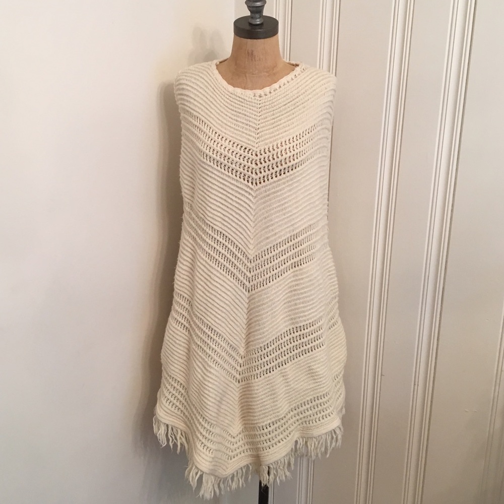 ❌SOLD❌ Amazing vintage chevron crochet cream poncho