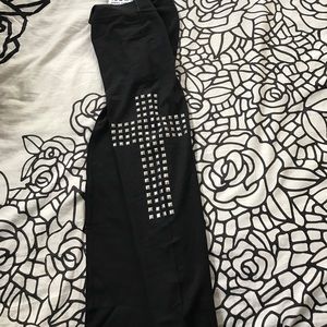 Stretchy black leggings with cross print