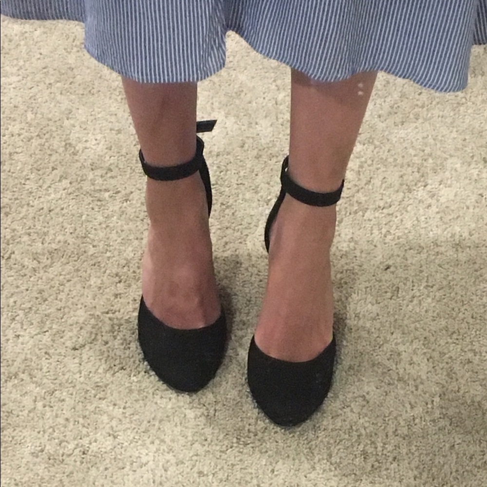 Black, cork wedge