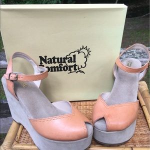 Natural Comfort Leather Tan Open-Toed Wedge 7 1/2