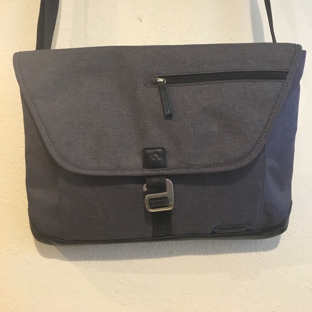 Laptop padded messenger bag