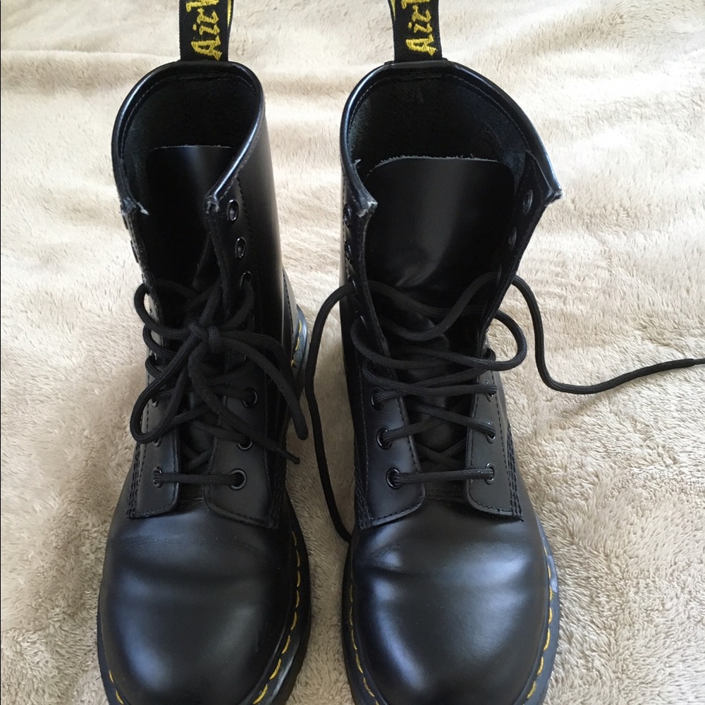 DOC MARTENS (BASICALLY NEW) Size 8