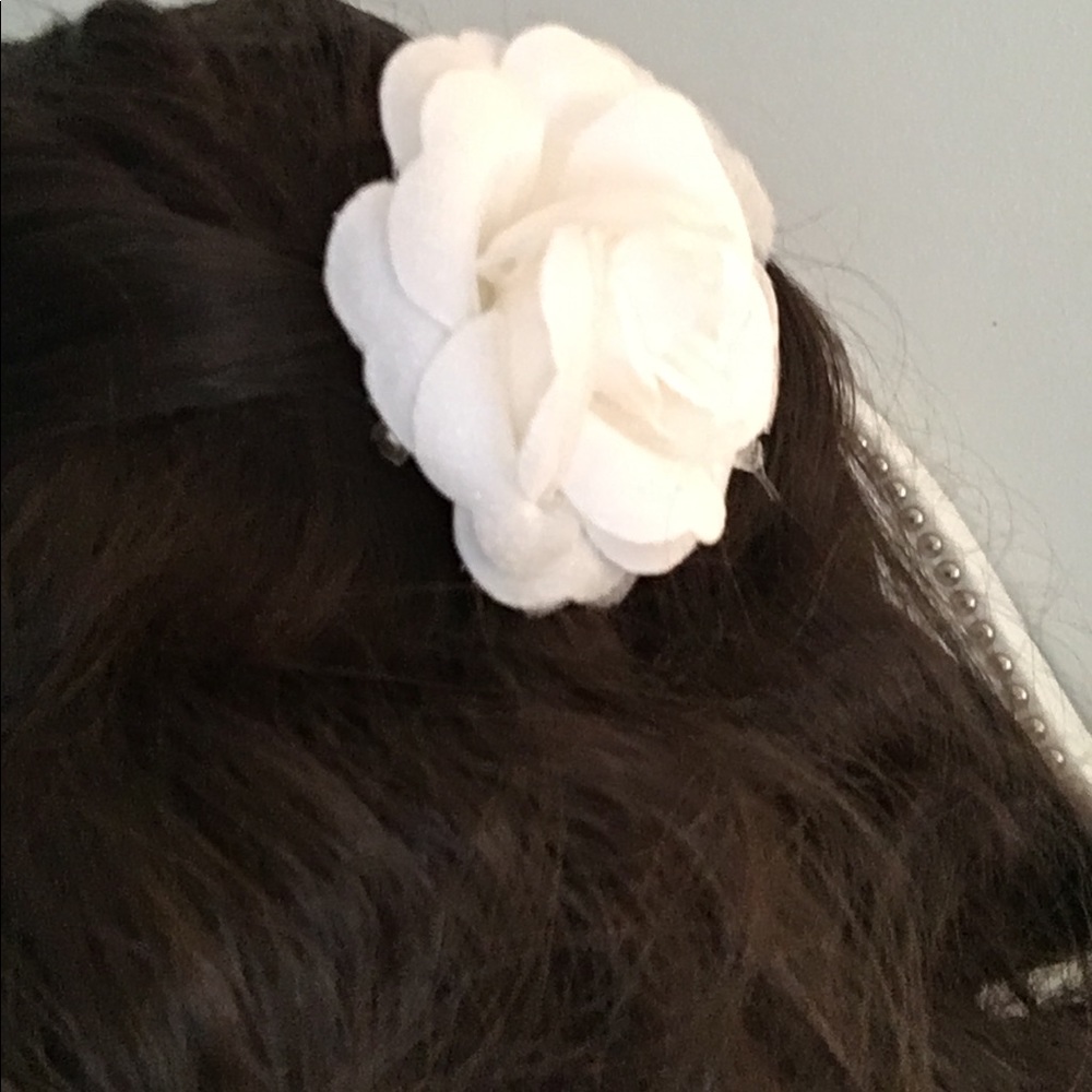 WHITE FLOWER HAIR PIECE!!!!