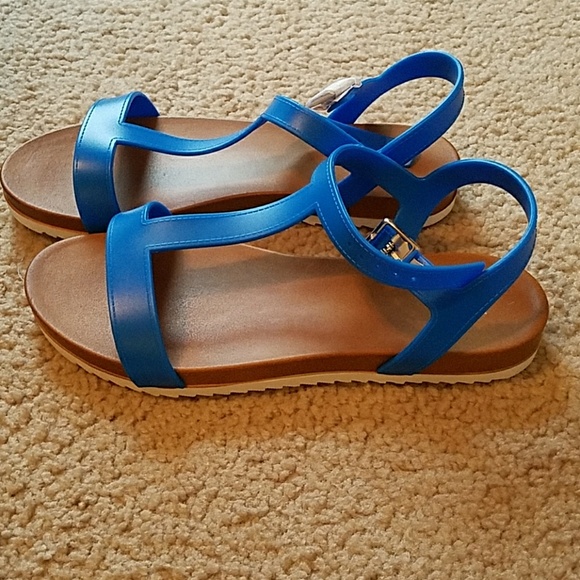 T-strap sandal - Picture 2 of 3