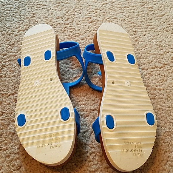 T-strap sandal - Picture 3 of 3