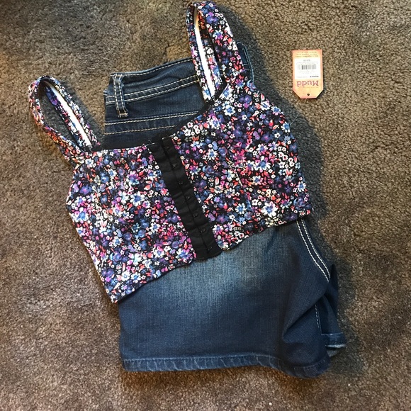 Sexy floral eye hook crop top. - Picture 2 of 3