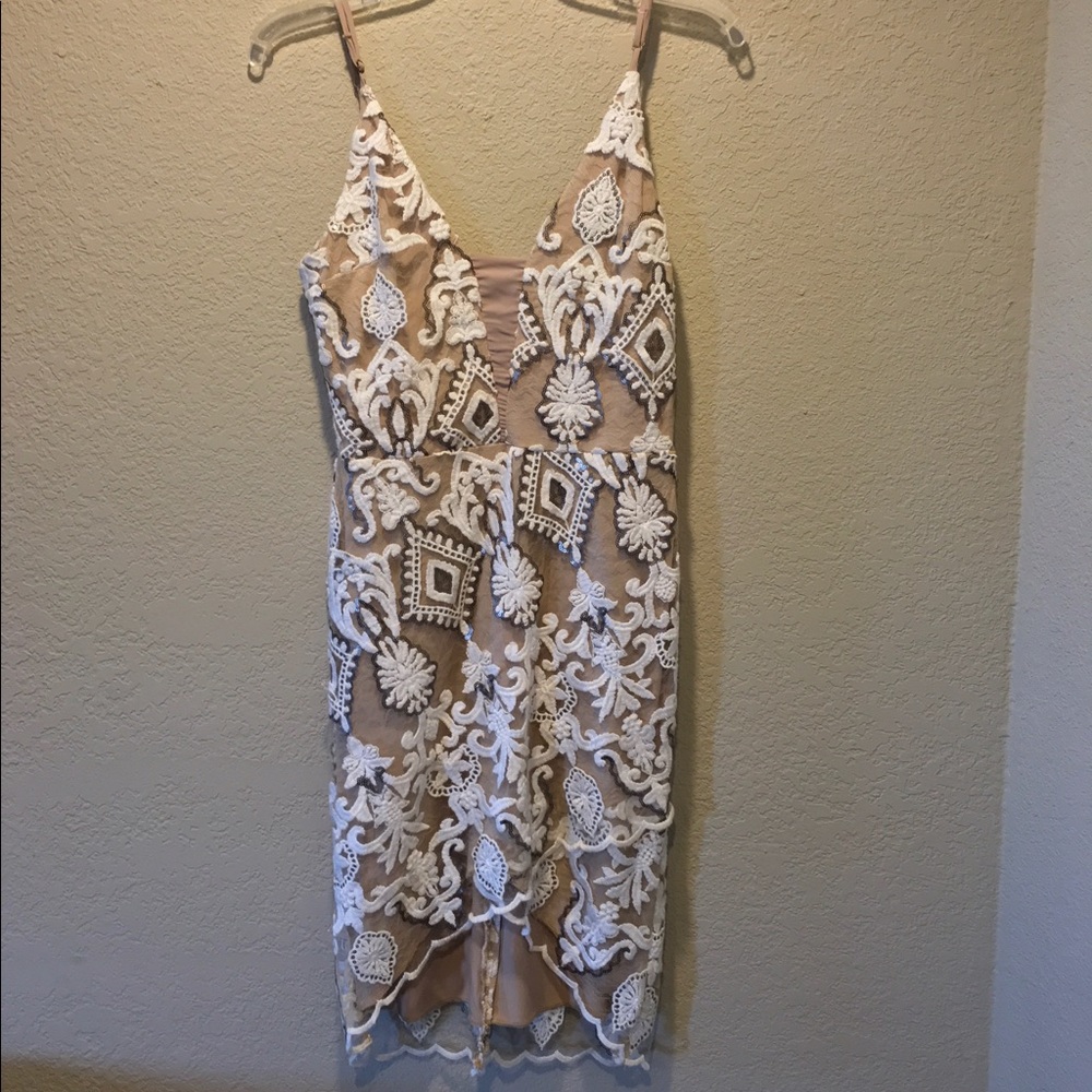 4SI3NNA Embroidered Body-Con Dress