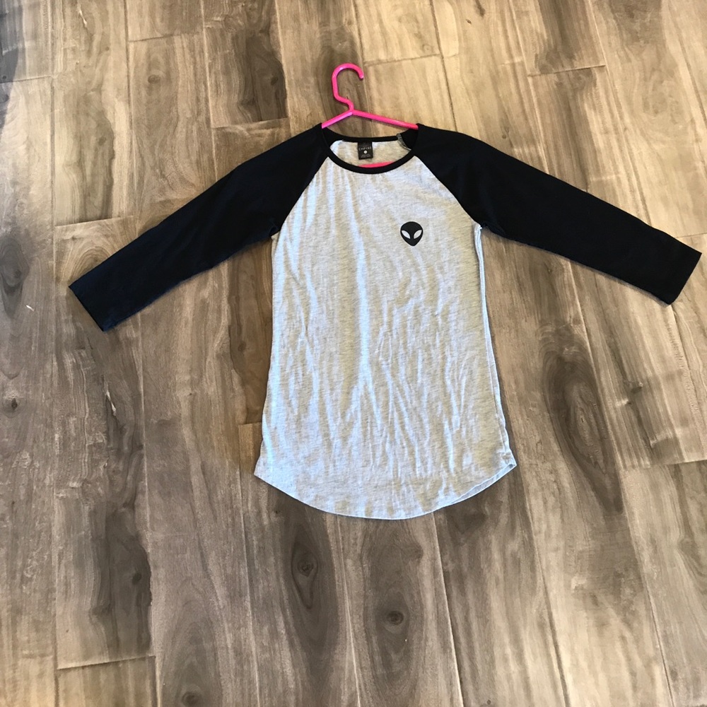 alien symbol black and grey shirt