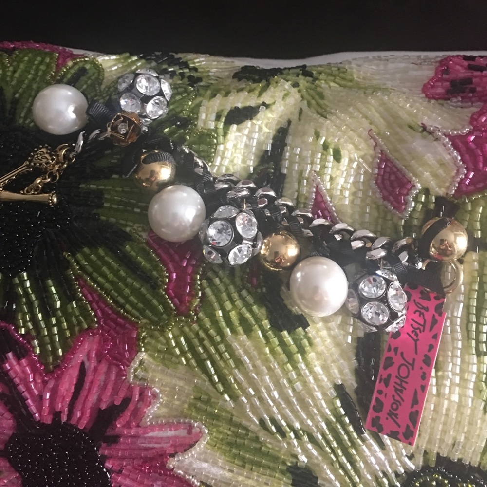 NWT🌹Betsey Johnson🦋 bold “bracelet”pearls NWT