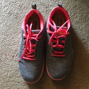 Sketchers tennis shoes