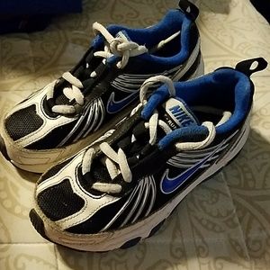 Youth boy Nike Tennis Shoes size 11