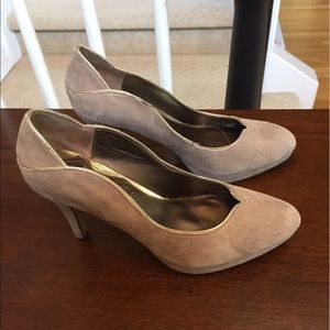 Sale- Like NEW! Gorgeous suede heels!