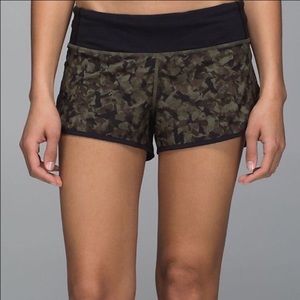 Lululemon Speed Shorts green/black Camo sz 6