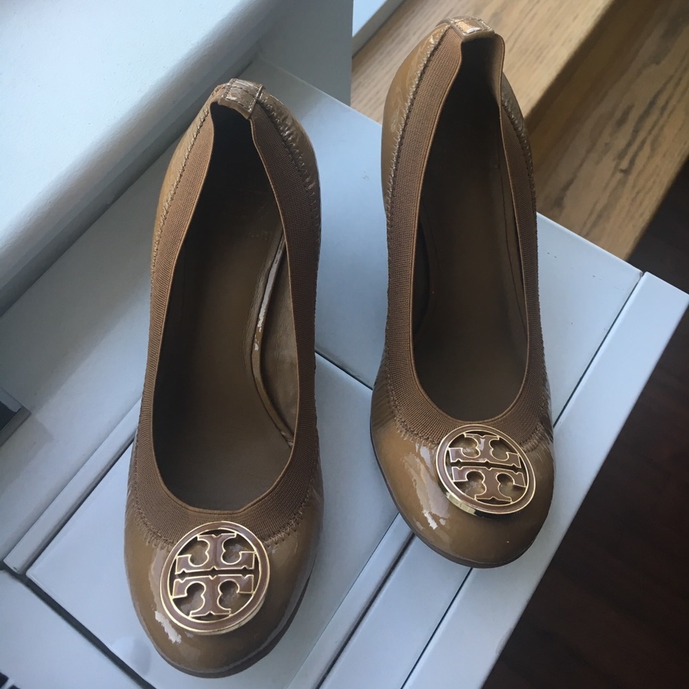 TORY BURCH, like new, 7.5 heels, wedges, tan, nude