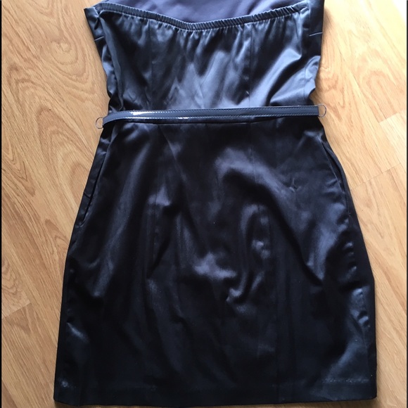 Mini Strapless Dress with Pockets - Picture 2 of 3