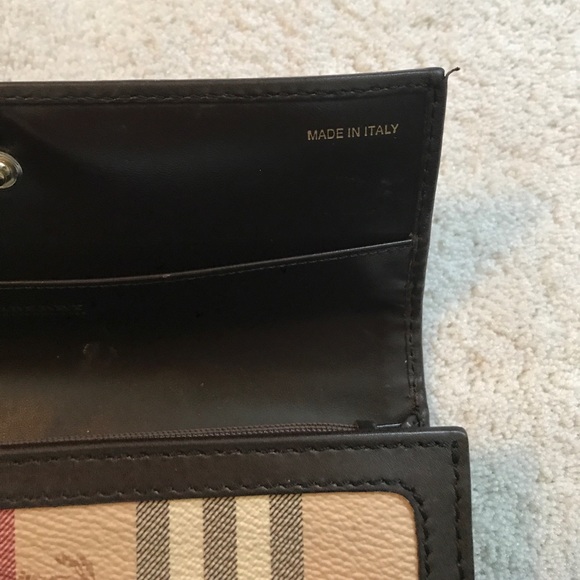 Used Burberry Wallet in good shape - Picture 4 of 7
