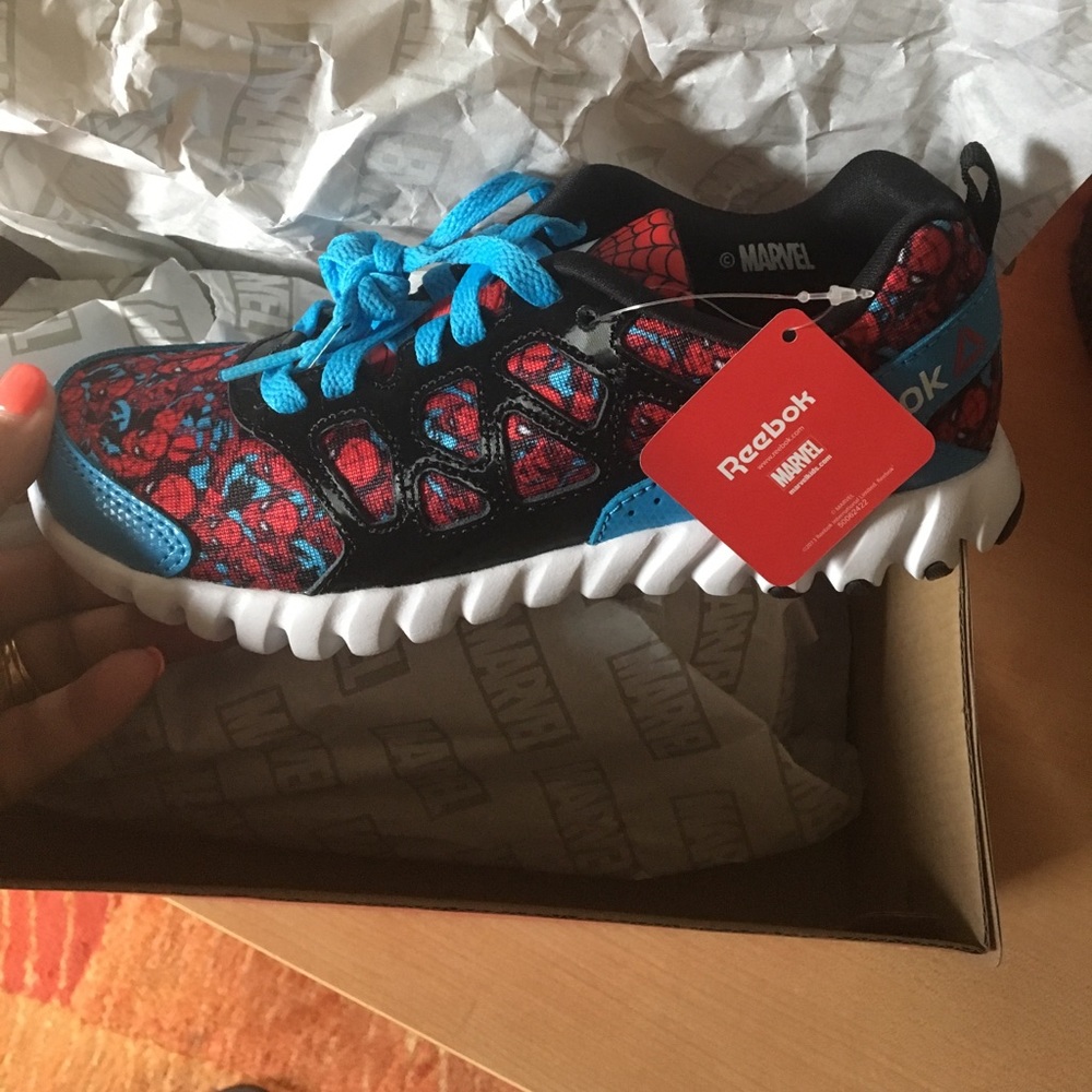 BNWT Reebok Kids Marvel