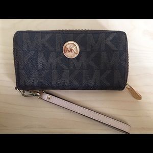 Michael Kors Phone/Wallet Wristlet