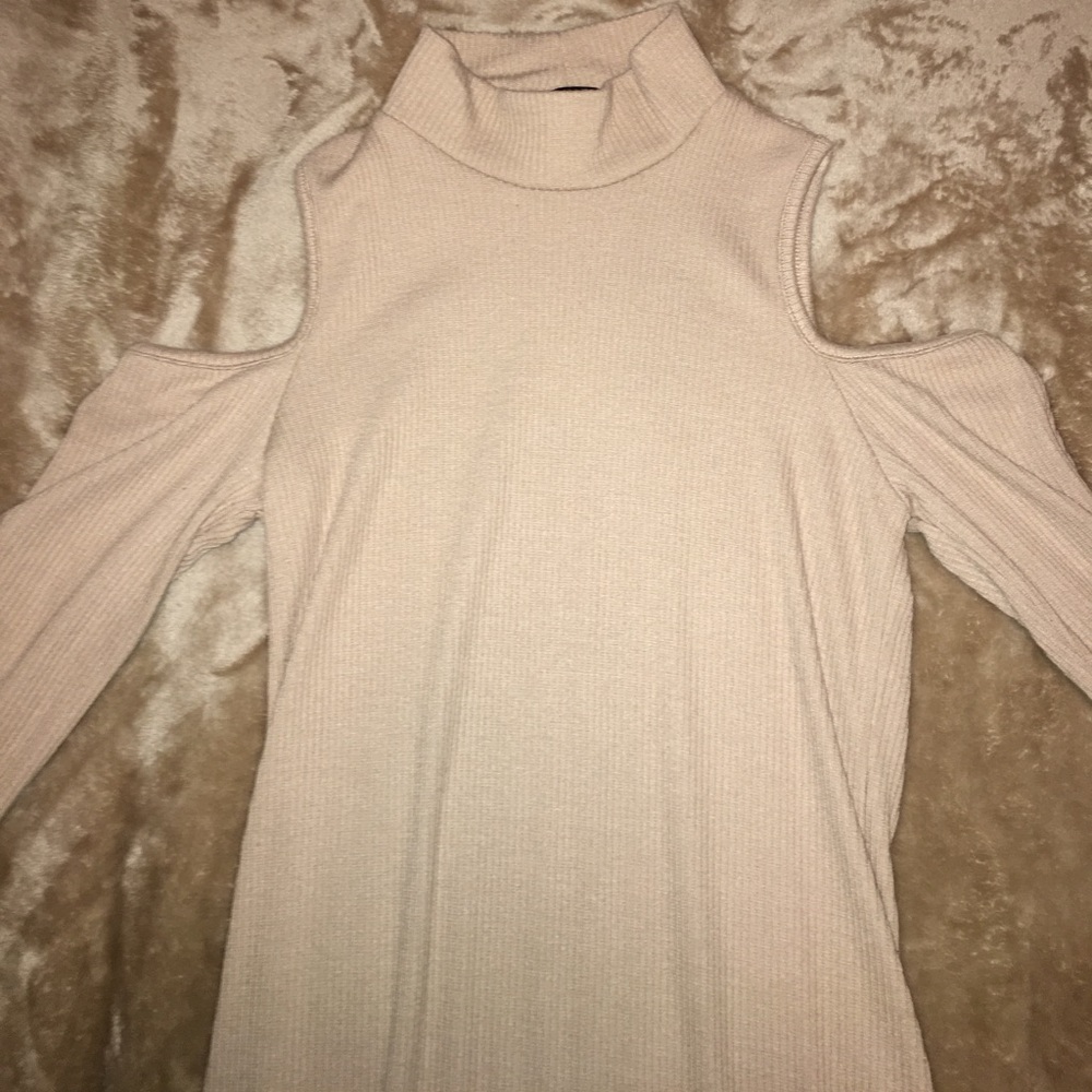 Dress with bare shoulders and elbow length sleeves