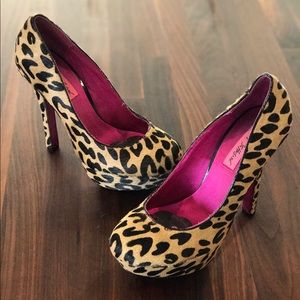 Size 8, Betsey Johnson leopard high heels