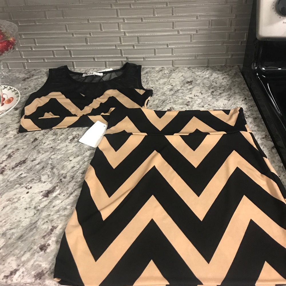 2 Piece Skirt Set.  Small top Medium Skirt 🌹🌹