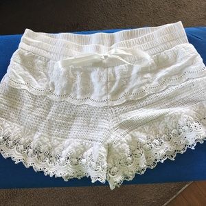 White shorts *FREE WITH BUNDLE*