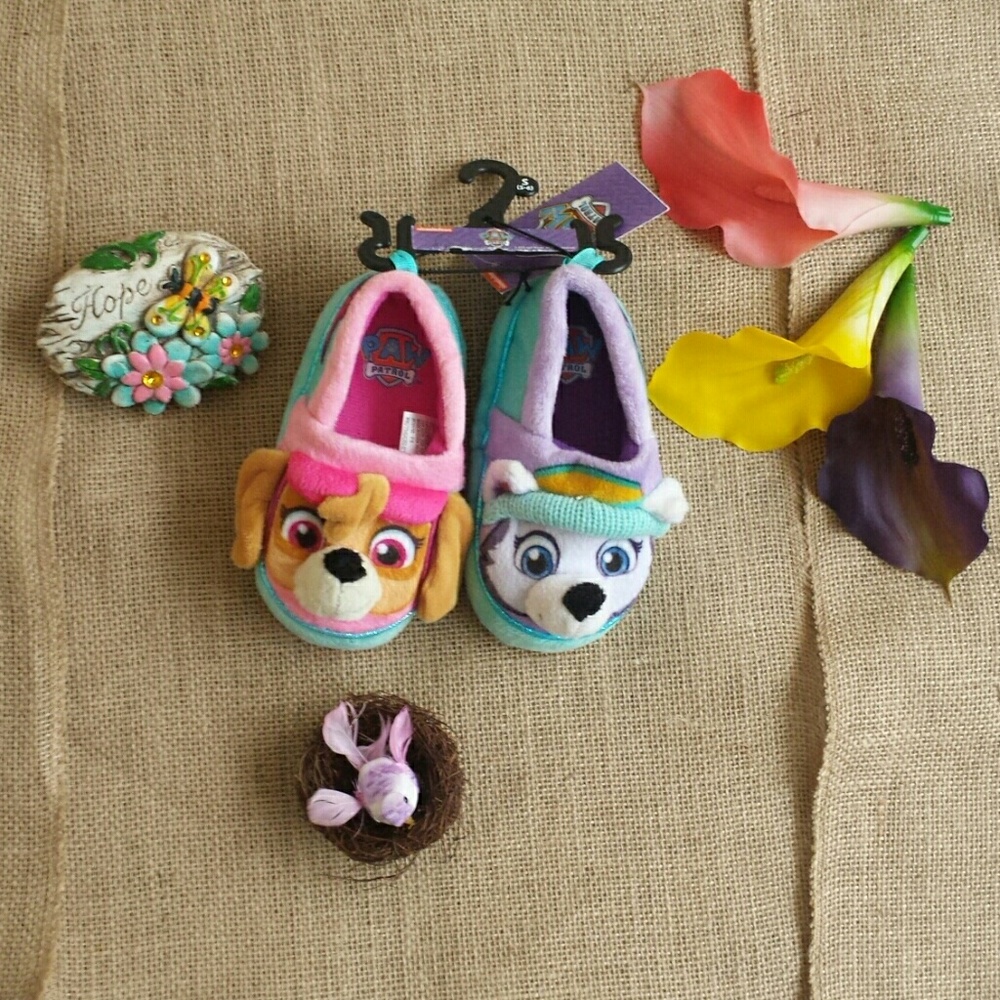 NWT Girls Paw Patrol Multicolored Slippers