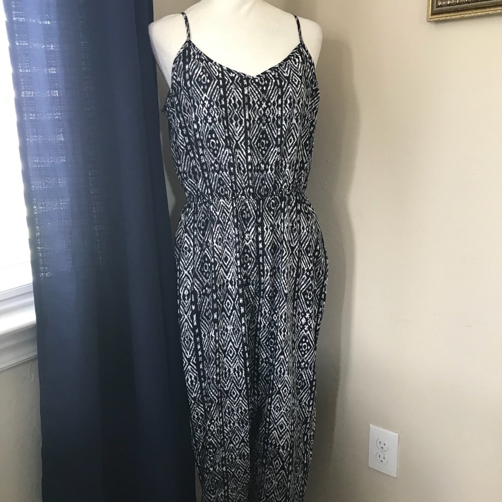 Black, white and gray jumper
