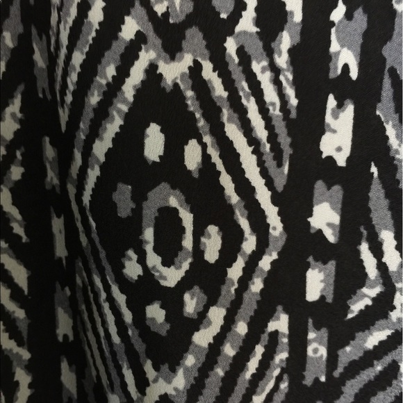 Black, white and gray jumper - Picture 3 of 3