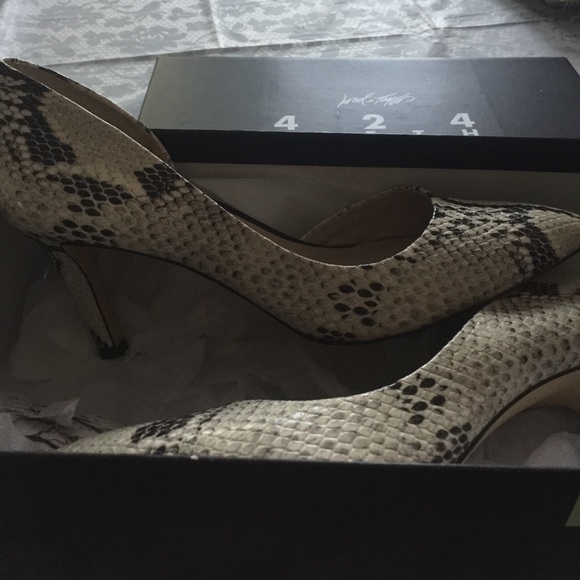 Lord and Taylor heels - Picture 1 of 1
