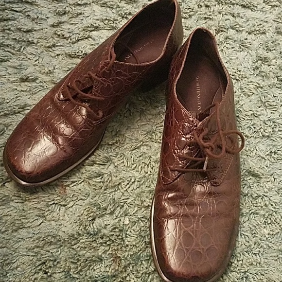 Brown flats - Picture 1 of 3