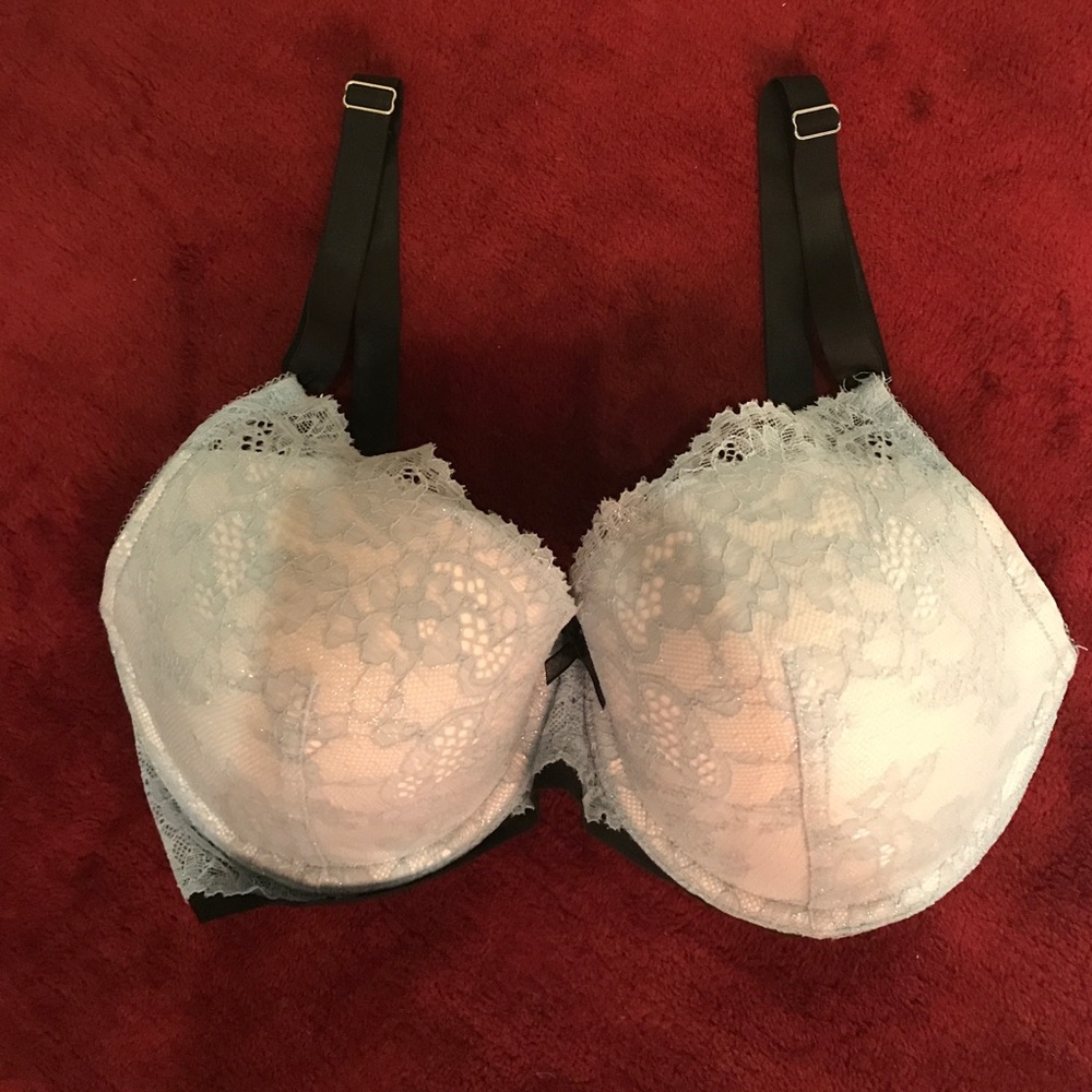 Victoria's Secret Dream Angels Bra. Size 32DDD.