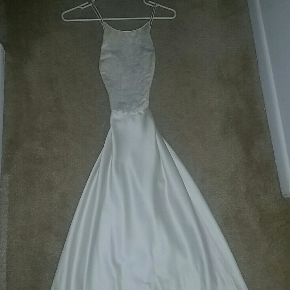 White/cream gown