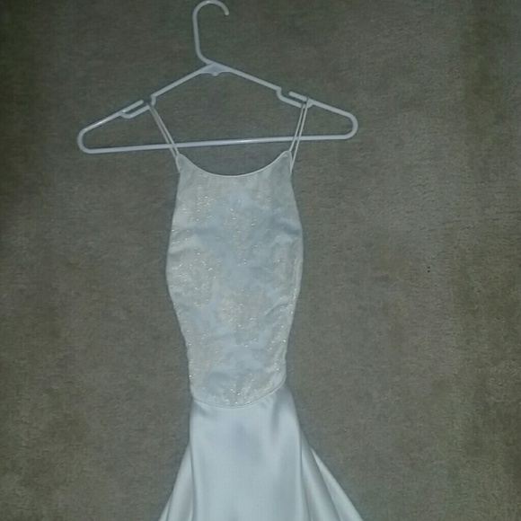 White/cream gown - Picture 2 of 8