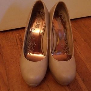 Brash tan pumps