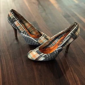 Size 7 1/2, plaid Naughty Monkey heels