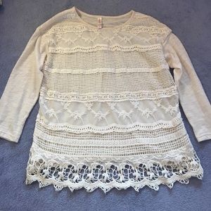 Knitted cream blouse with sleeves
