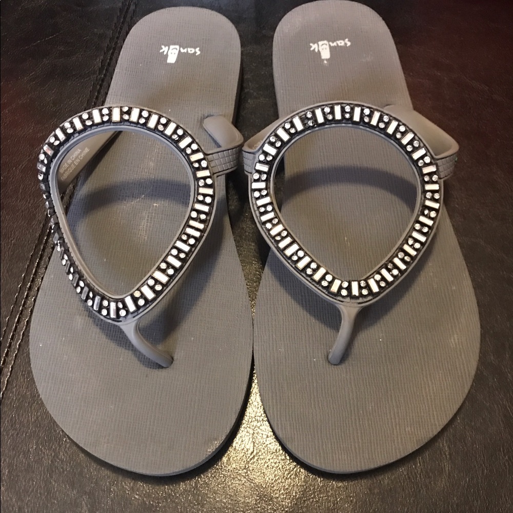 Sanuk flip flops. Like new!!