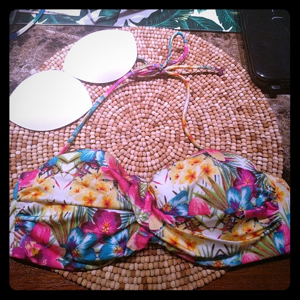 32C Victoria secret swim top *like new