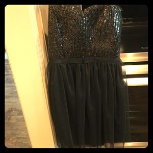 Black and gold cocktail dress! 🖤💛