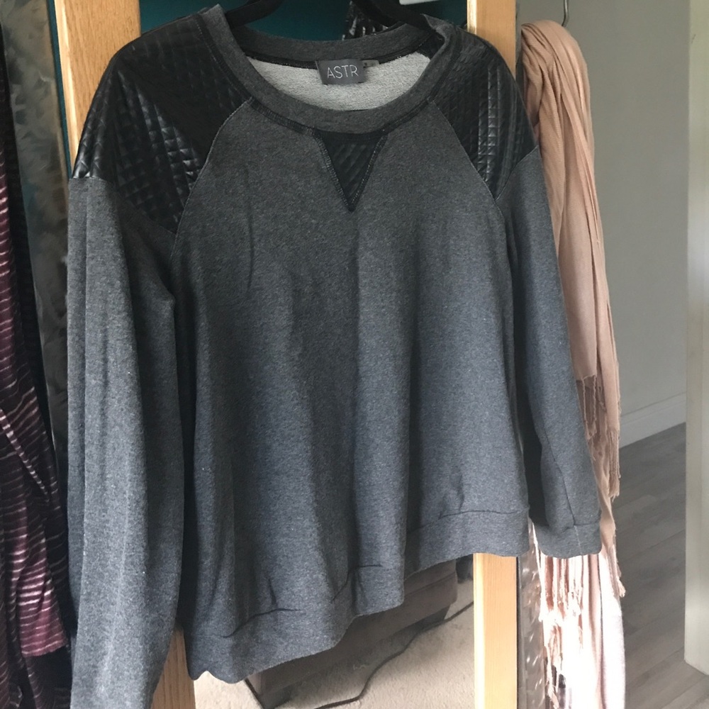 MAKE AN OFFER 🍬Crew neck with leather inset