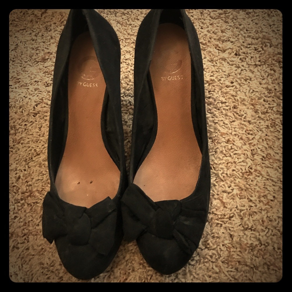 Cute black bow heels!